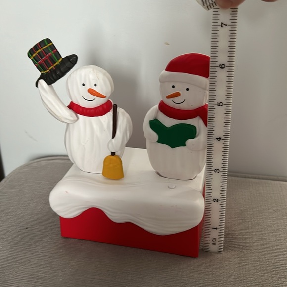 Hallmark 2018 Snow Many Memories Caroling Snowmen Christmas Decor - Picture 8 of 9